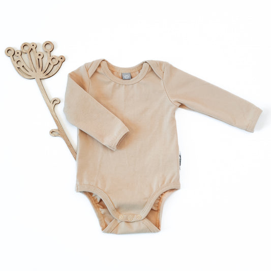 Body "Hautnah" in Sandlicht