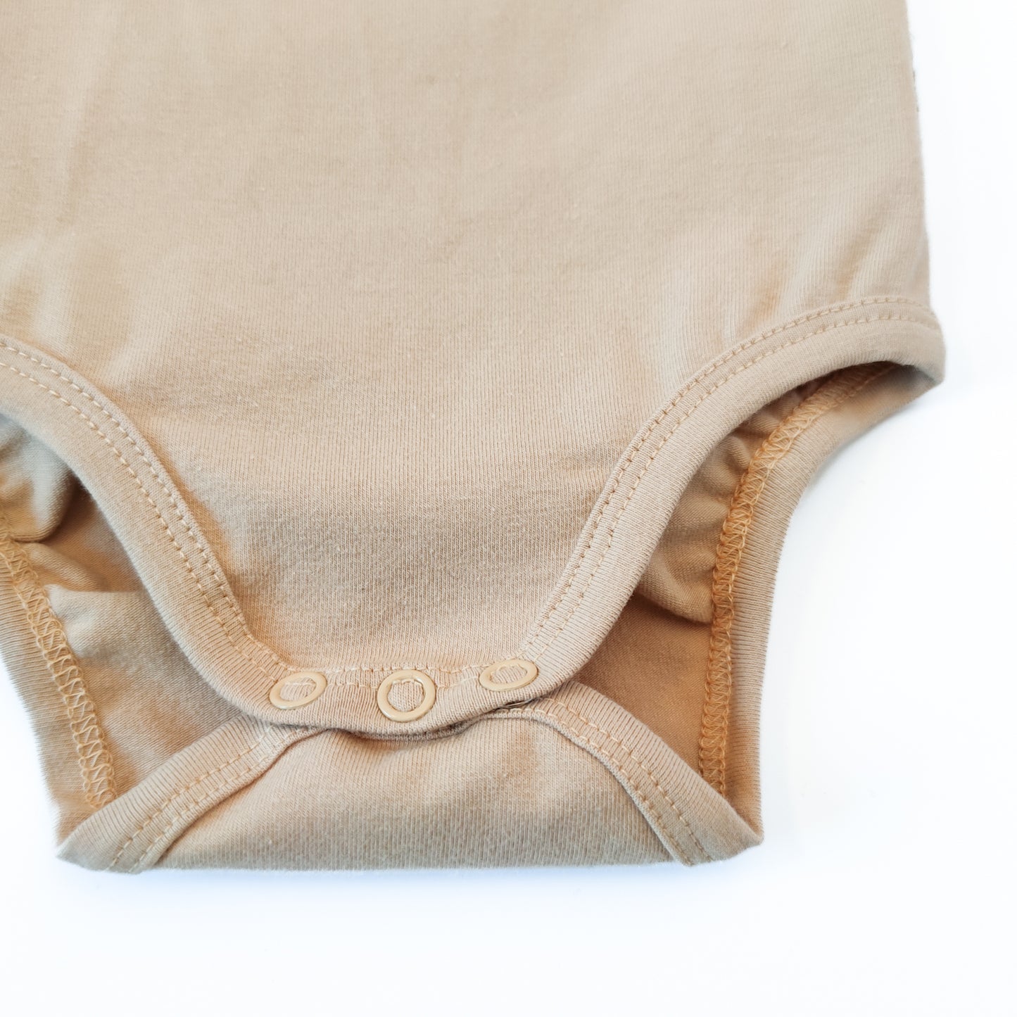 Body "Hautnah" in Sandlicht