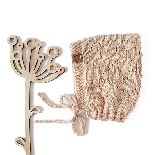 Mütze "Zartes Wiesenblümchen" in Sandlicht