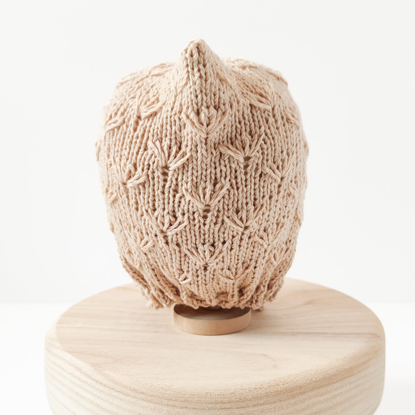 Mütze "Zartes Wiesenblümchen" in Sandlicht