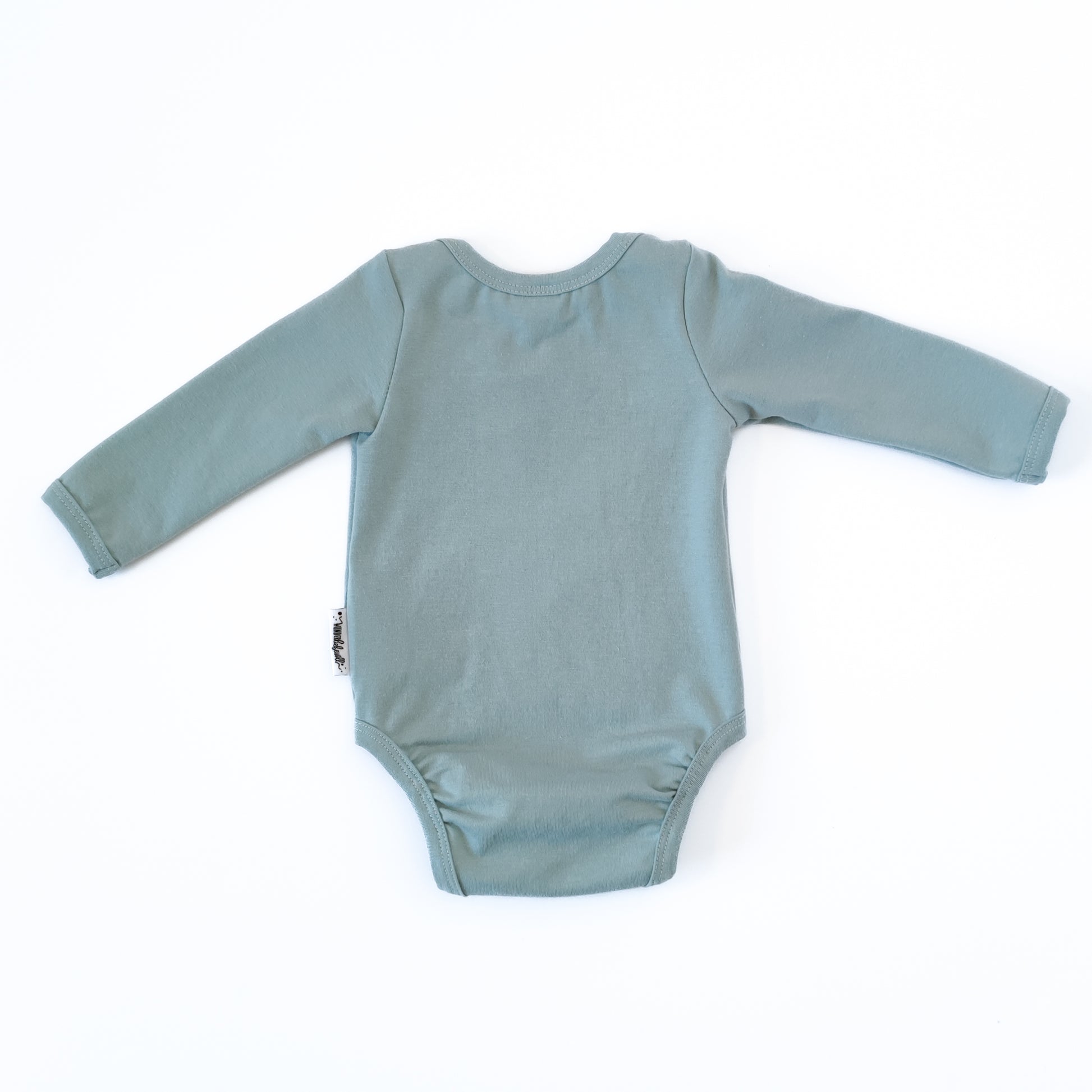 Rückansicht eines Babybodys mit amerikanischem Ausschnitt in der Farbe blau