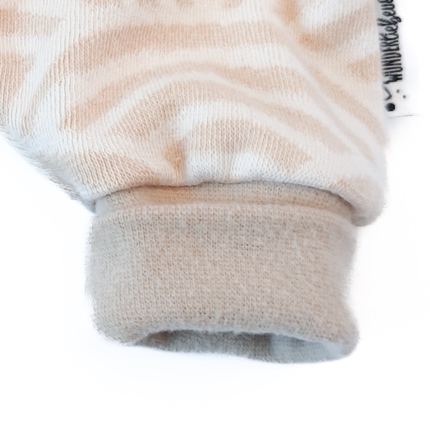 Strampler "Wellenkind" in Sandlicht