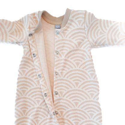 Strampler "Wellenkind" in Sandlicht