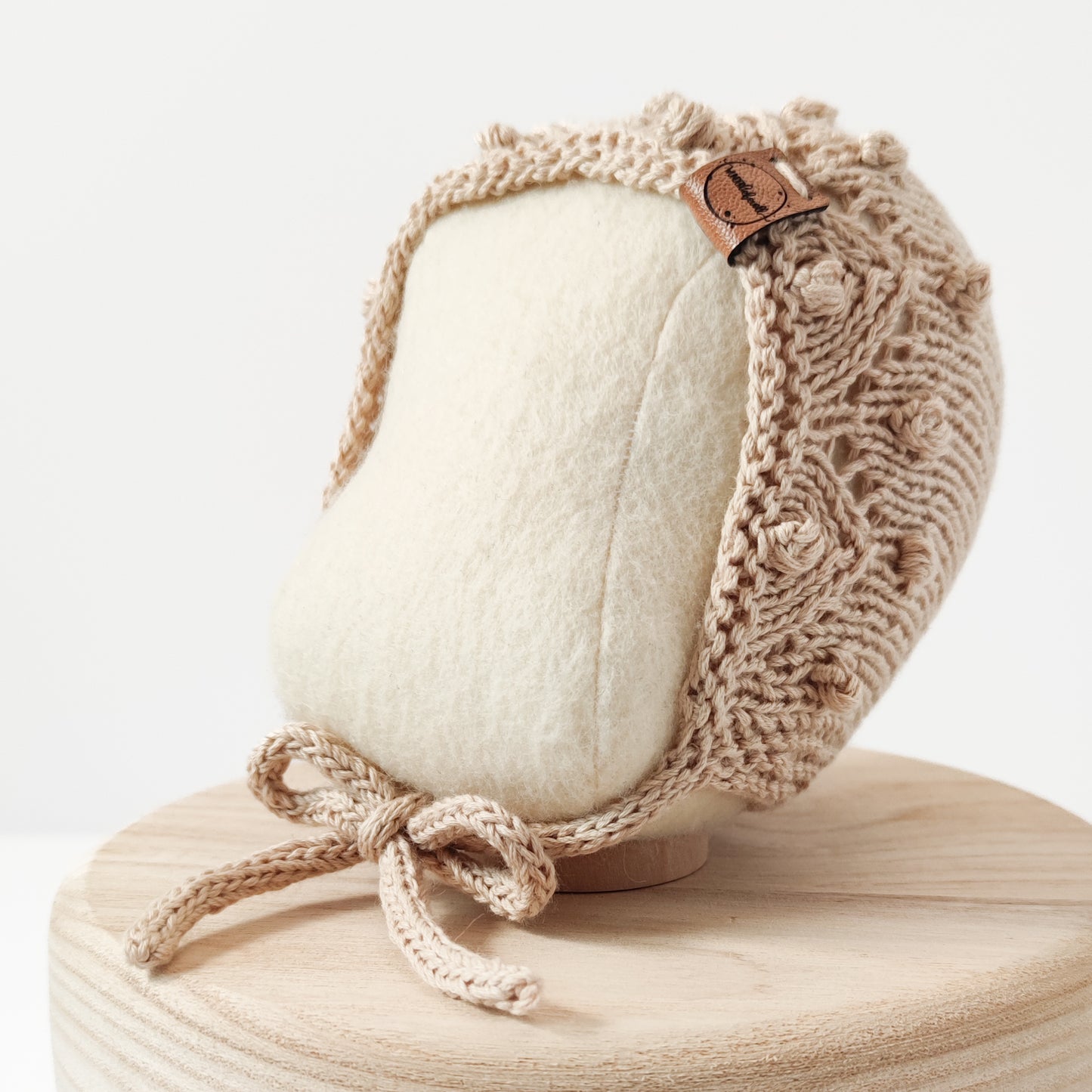 Mütze "Perlentanz" in Sandlicht