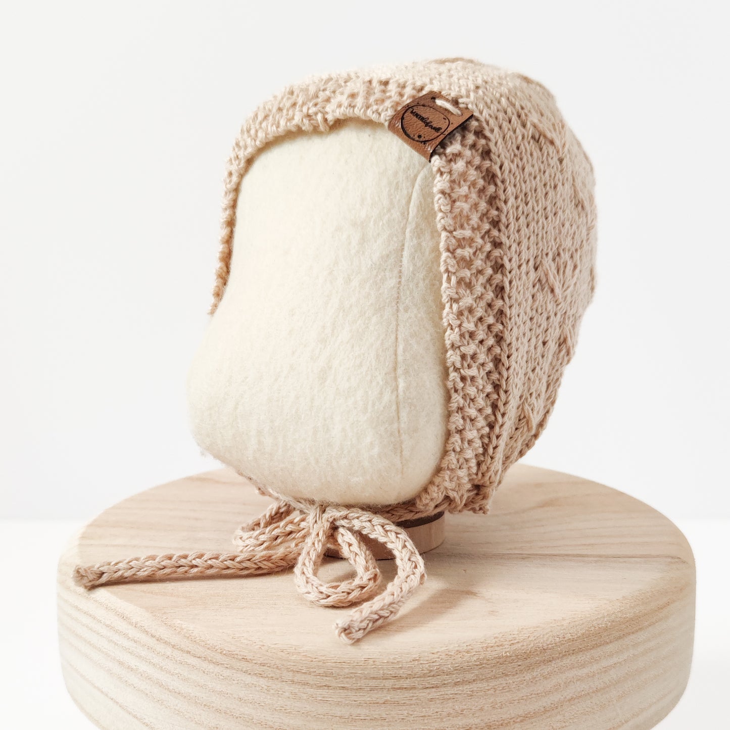 Mütze "Zartes Wiesenblümchen" in Sandlicht