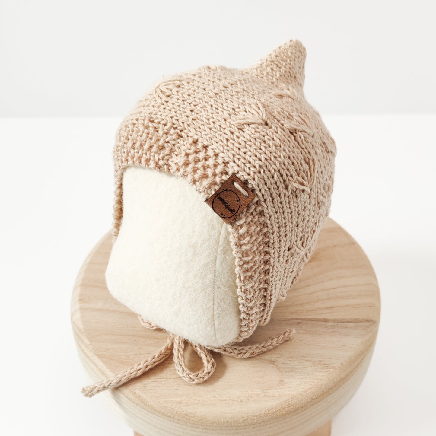 Mütze "Zartes Wiesenblümchen" in Sandlicht