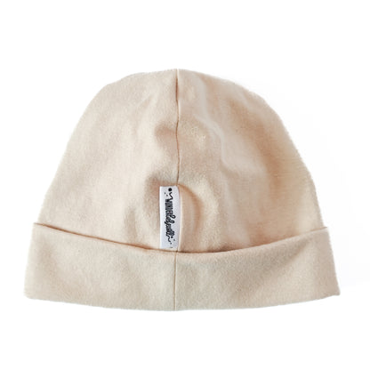 Rückansicht einer Beanie mit Umschlag in der Farbe beige