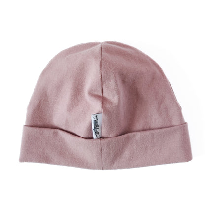 Rückansicht einer Beanie mit Umschlag in der Farbe rosa