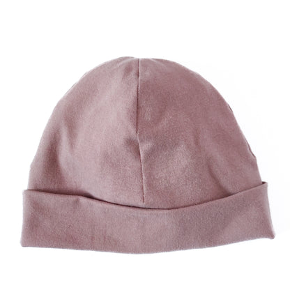 Vorderansicht einer Beanie mit Umschlag in der Farbe rosa