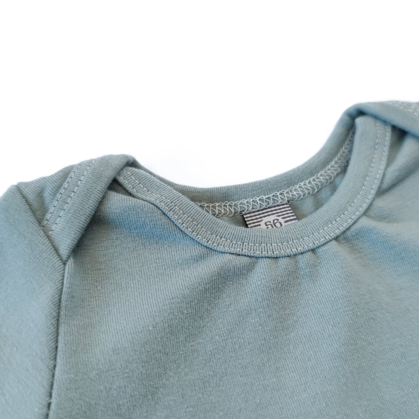 Ausschnittdetail eines Babybodys mit amerikanischem Ausschnitt in der Farbe blau