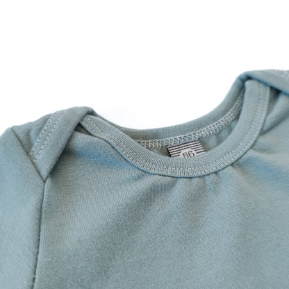 Ausschnittdetail eines Babybodys mit amerikanischem Ausschnitt in der Farbe blau