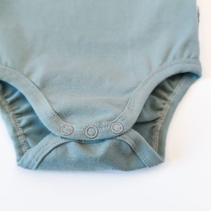 Kopfleiste eines Babybodys mit amerikanischem Ausschnitt in der Farbe blau