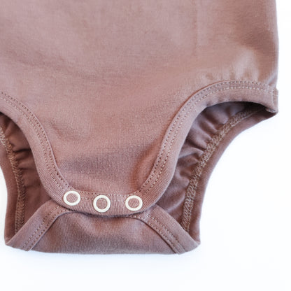 Kopfleiste eines Babybodys mit amerikanischem Ausschnitt in der Farbe rosa